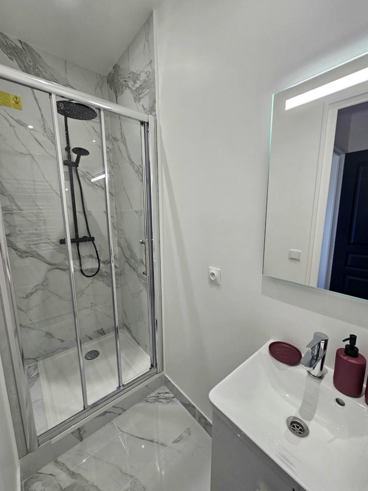 Maison Spacieuse Privatisee Ou A La Chambre - Places De Parking Saint-Michel  Екстер'єр фото